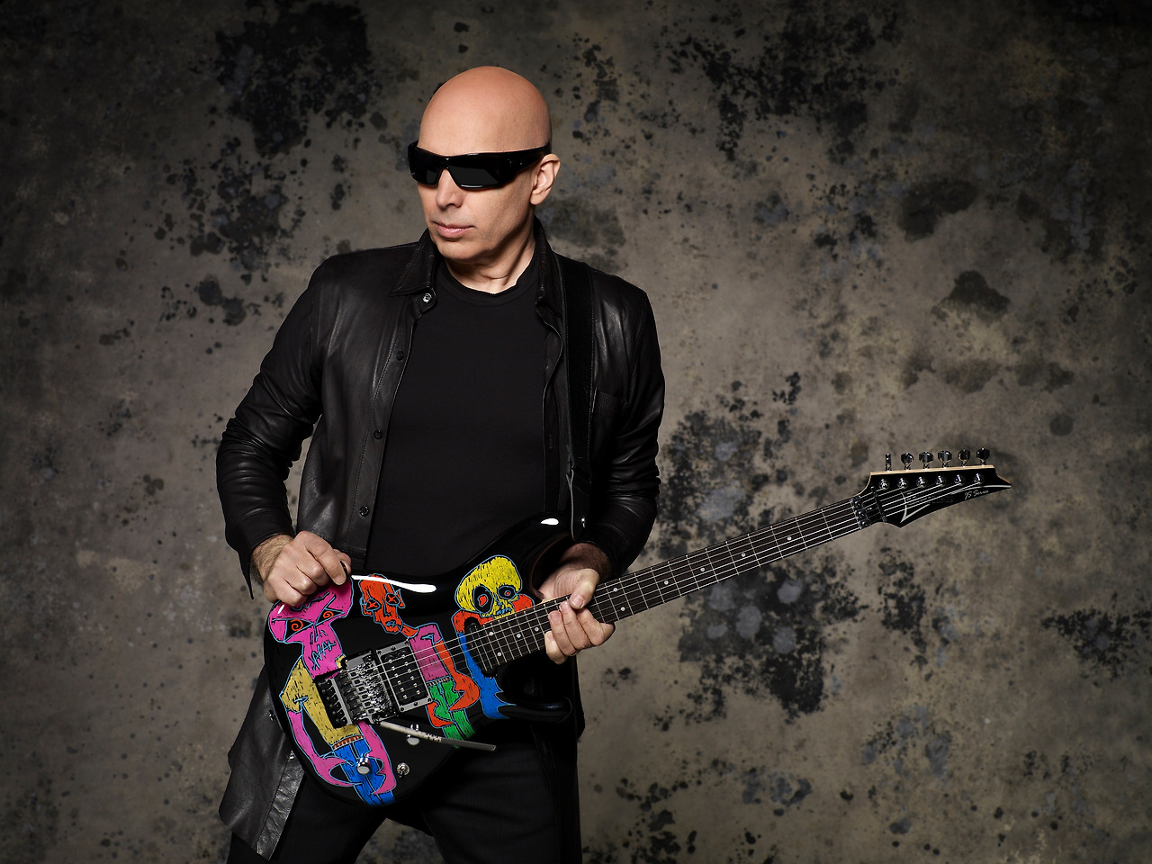 Joe-Satriani-photo-credit-Larry-Dimarzio-06_024-jpg.jpg
