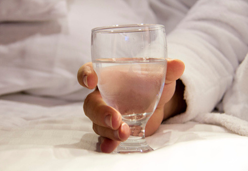 아침 빈속에 마시는 물 한잔의 놀라운 효과