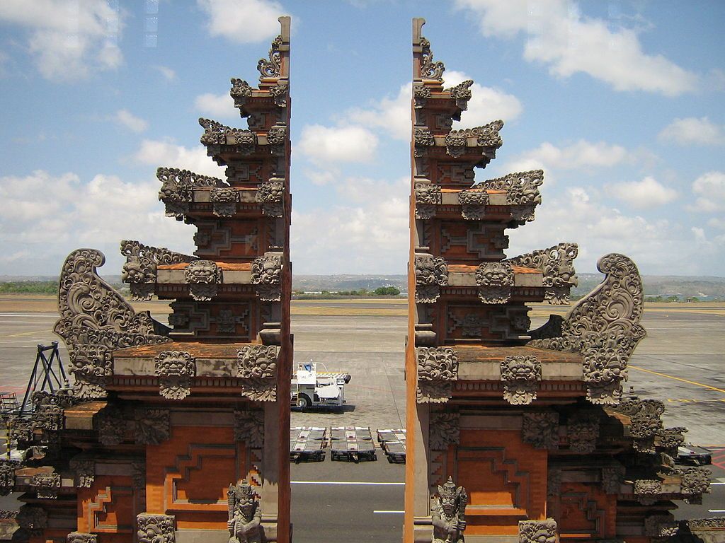 1024px-Denpasar_airport_balinese_gate.jpg