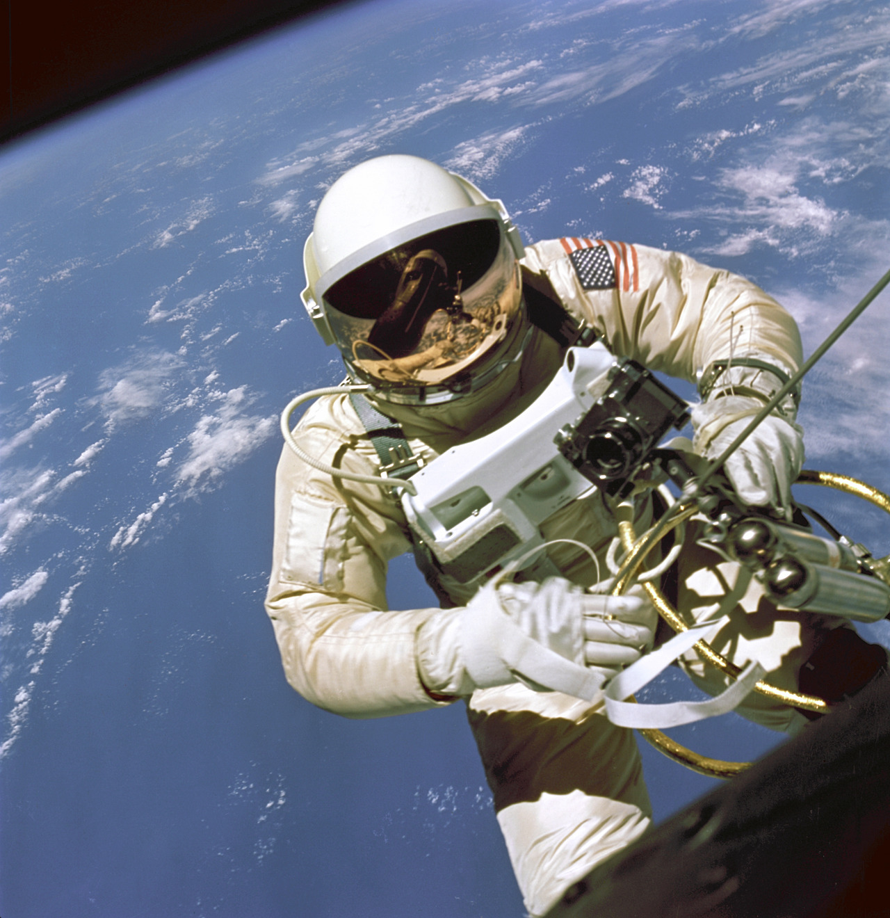 EdWhiteFirstAmericanSpacewalker.1965.ws.jpg
