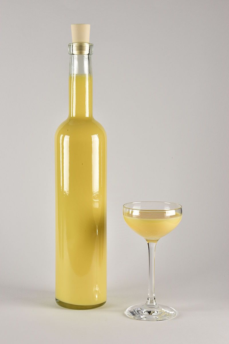 800px-Advocaat_bottle_with_glass.jpg