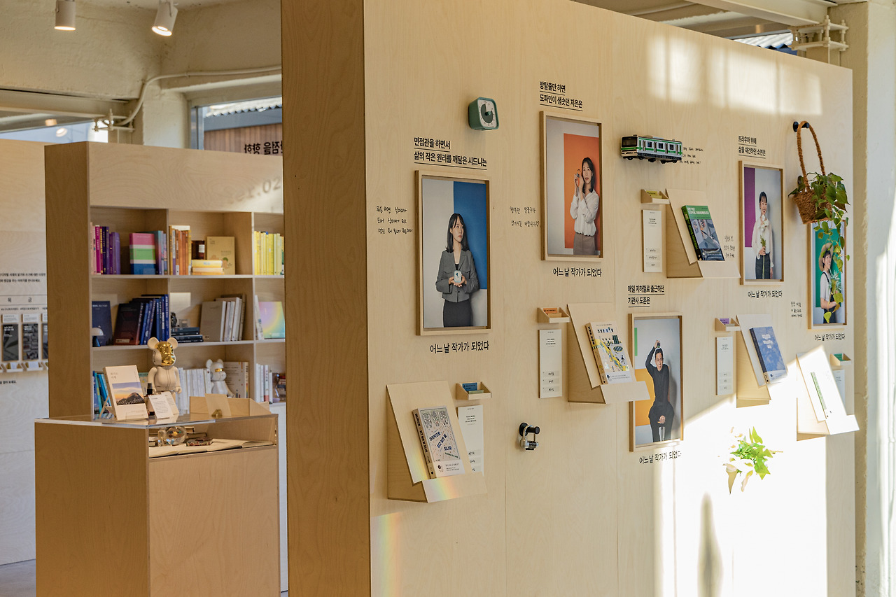 2_브런치 팝업 전시_내부3.jpg