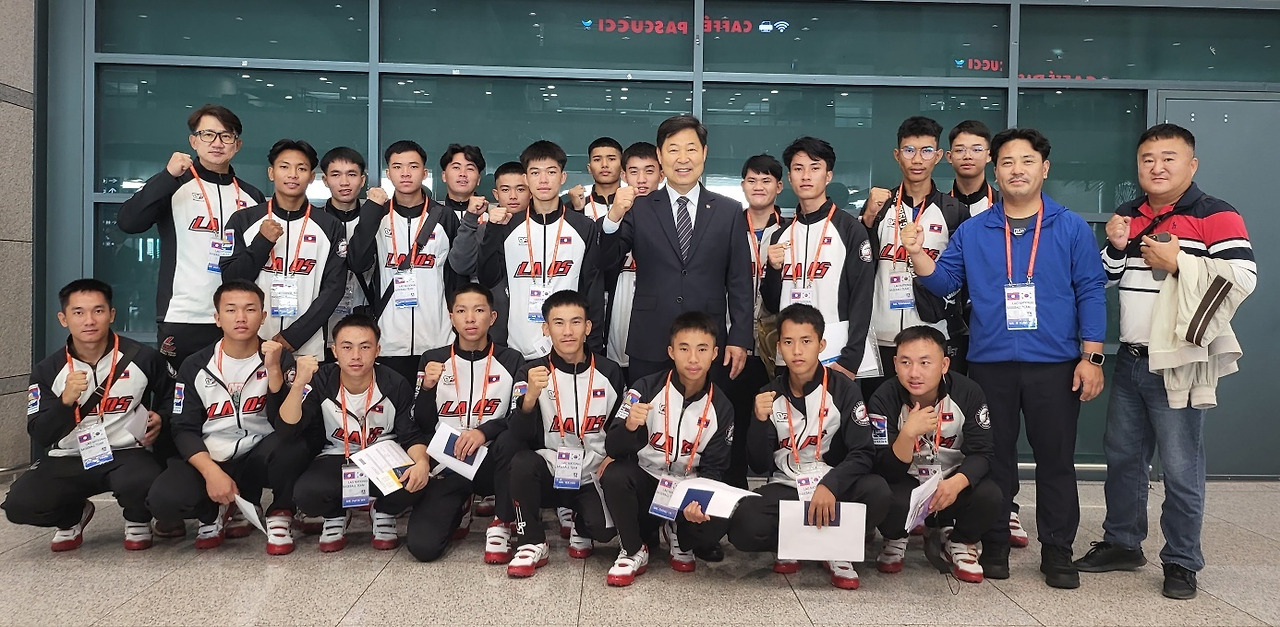 라오스 국가대표 선수들과 인천공항에서.jpg