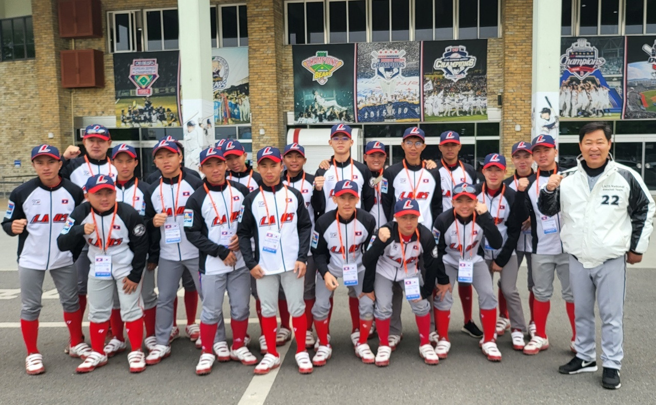 라오스 국가대표 선수들 잠실 구장에 초청.jpg