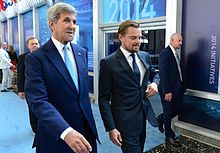 220px-Secretary_Kerry_and_Actor_and_Environmental_Activist_Leonardo_DiCaprio_at_the_2016_Our_Ocean_Conference_in_Washington_%2829412014590%29_%28cropped%29.jpg