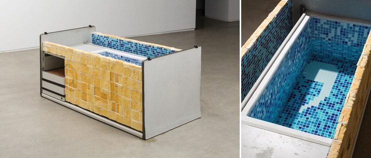 7 욕조, 책상, 폴리우레탄 폼, 유리 모자이크타일, 물, 74,5x155,5x78cm, 2017.jpg
