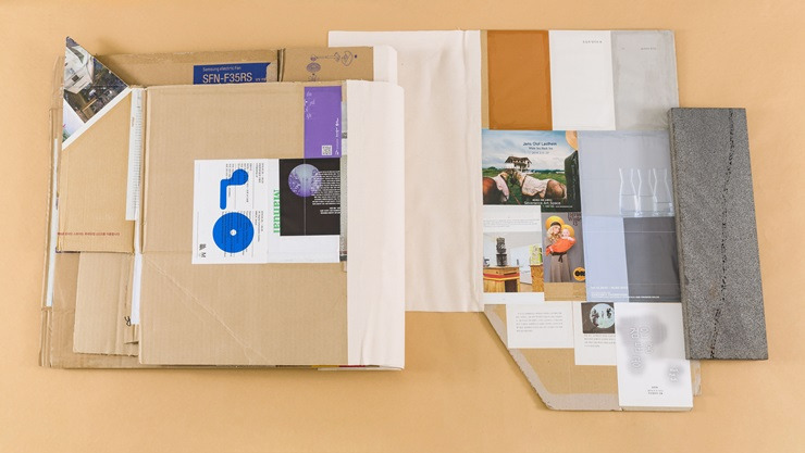 10 제주도의 책, 돌, 종이상자, 시멘트, 지도, 책 페이지, 전시 리플렛, 80x70x10cm, 2016.jpg