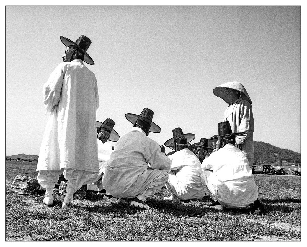 img 9 _White Robe (김구 이미지 대신).jpg