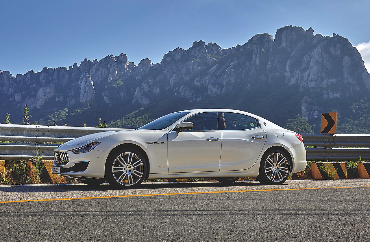 마세라티 기블리 뒤로 울산바위가 병풍처럼 둘러 서 있다.jpg