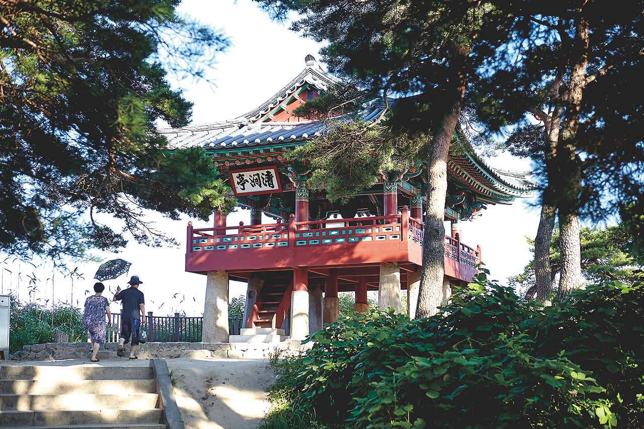 관동팔경의 하나인 청간정.jpg