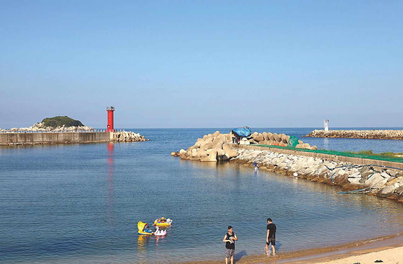 봉포 해변의 한가로운 오후. 고성 바다 여행의 시작점이다.jpg
