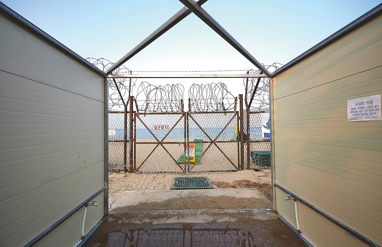 철책에 갇힌 바다. 명파 해변.jpg