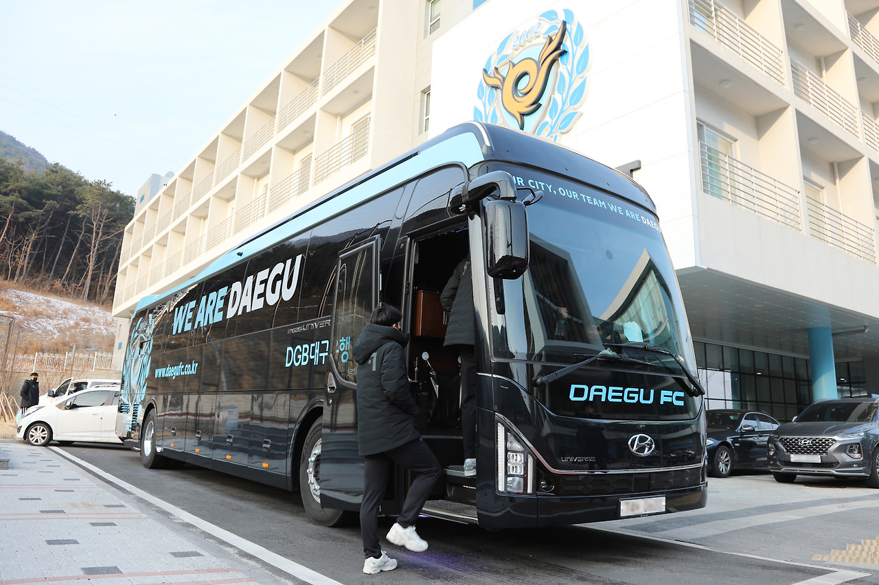 0105_대구FC 선수단 버스 출발 사진.jpg