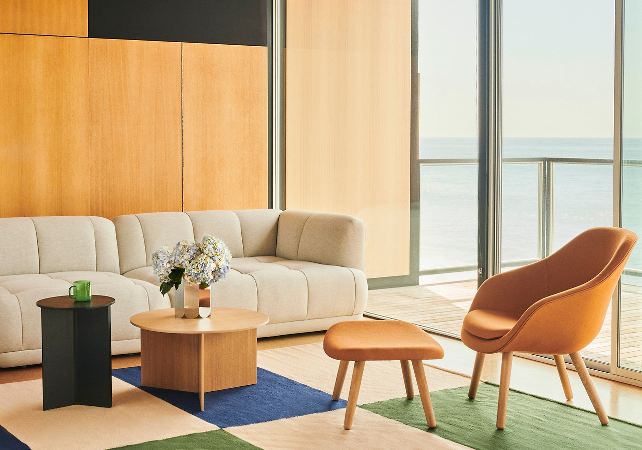 Quilton Mode 009_Slit Table Wood Round wb lacquer oak and black_AAL 82 Nico 023 oak base_AAL 03 Ottoman Nico 023 oak base.jpg