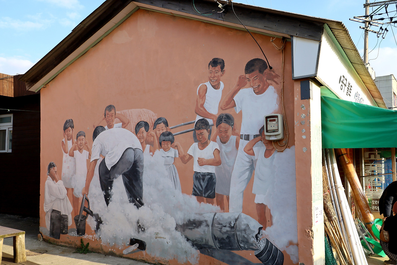 대룡시장 사람들의 삶이 담긴 벽화골목.jpg