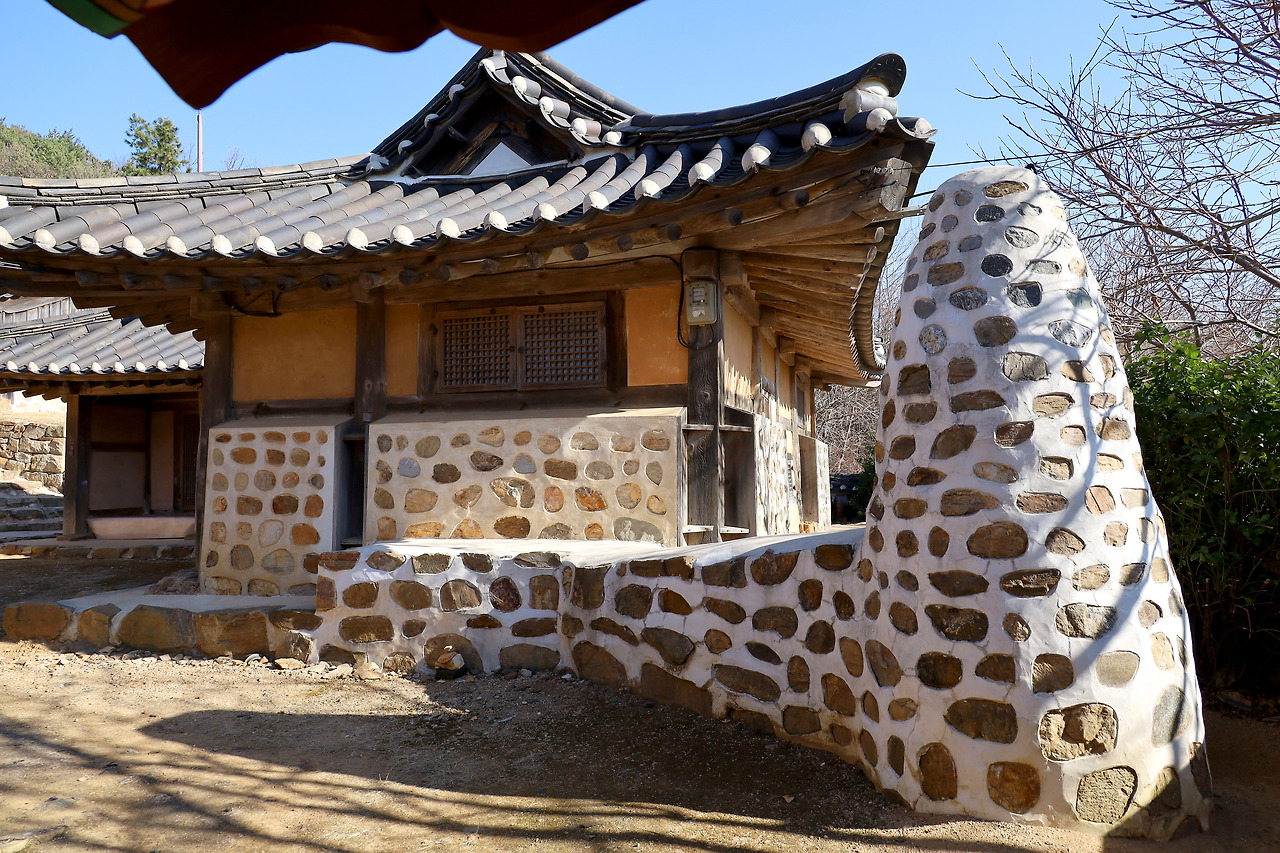 약 900년 전의 모습을 간직하고 있는 교동향교.jpg