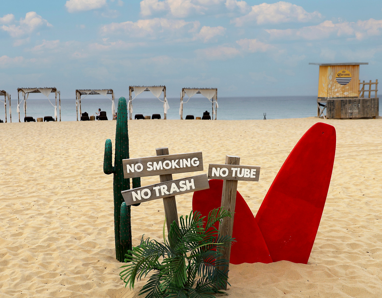 바닷가에 퍼지는 음악 사이로 여유로운 산책을 즐겨도 좋다.jpg