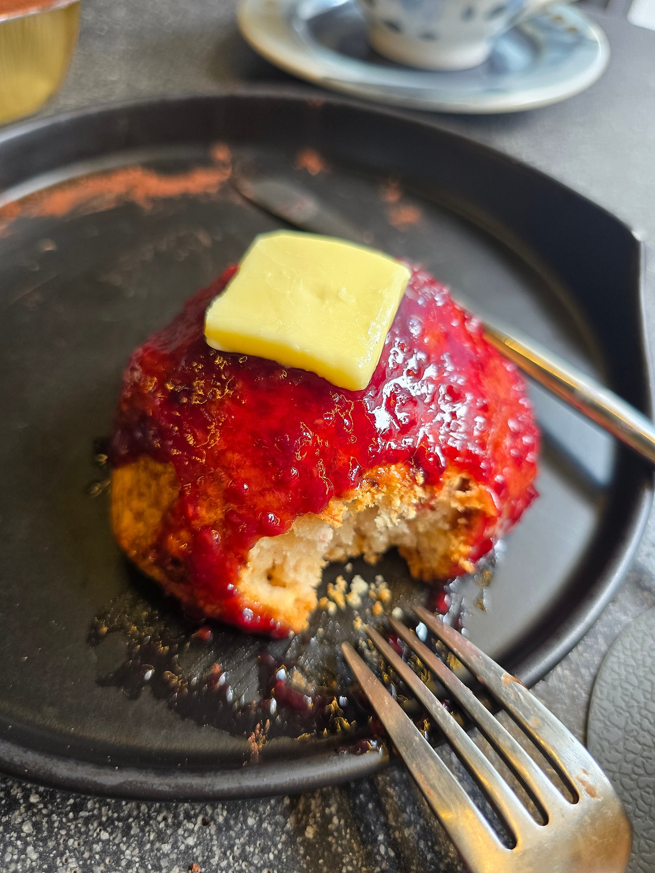 3. 커피 휘엘의 디저트, 라즈베리 버터 스콘.jpg