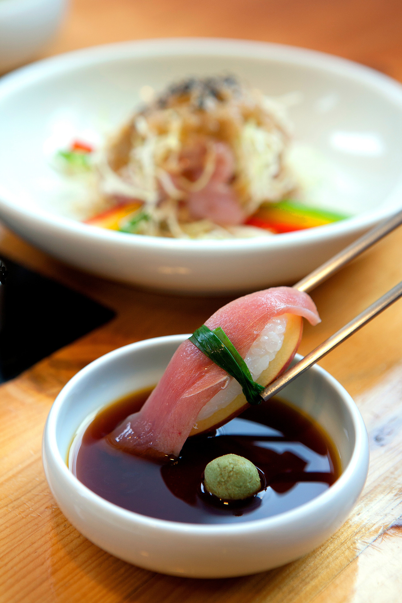 싱싱한 꿩회와 사과의 아삭함이 잘 어울리는 꿩 초밥.jpg