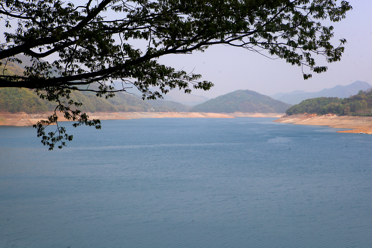 종댕이길과 함께 걷는 옥빛 충주호.jpg