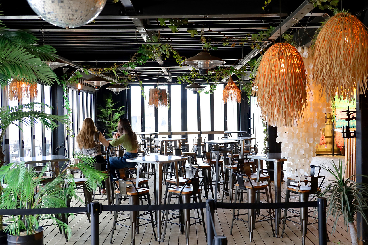 탁 트인 바다를 바라보며 음료를 마시는 선셋 바.jpg