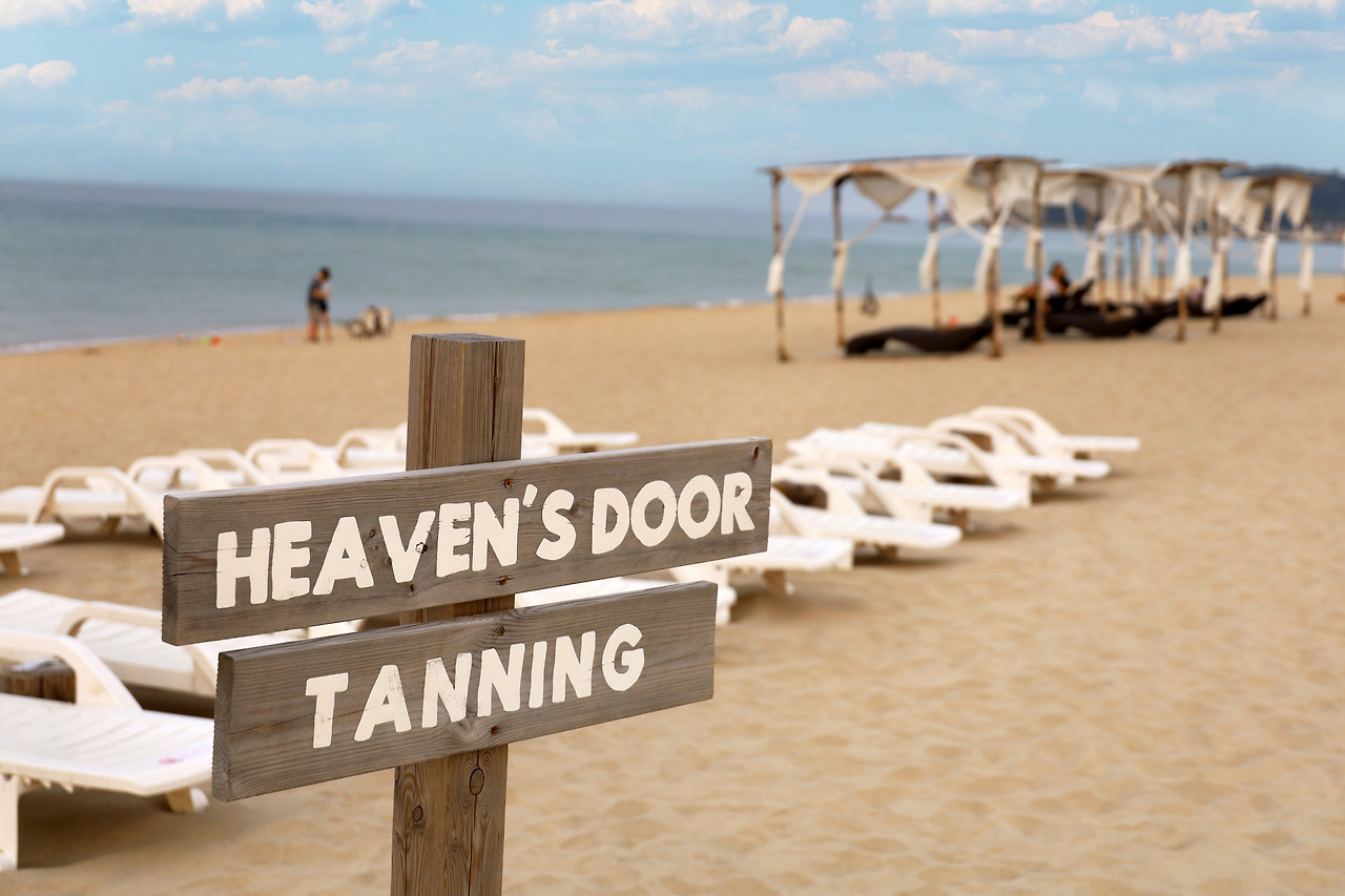 파라솔 아래 앉아 서핑을 바라보는 것도 힐링이다.jpg