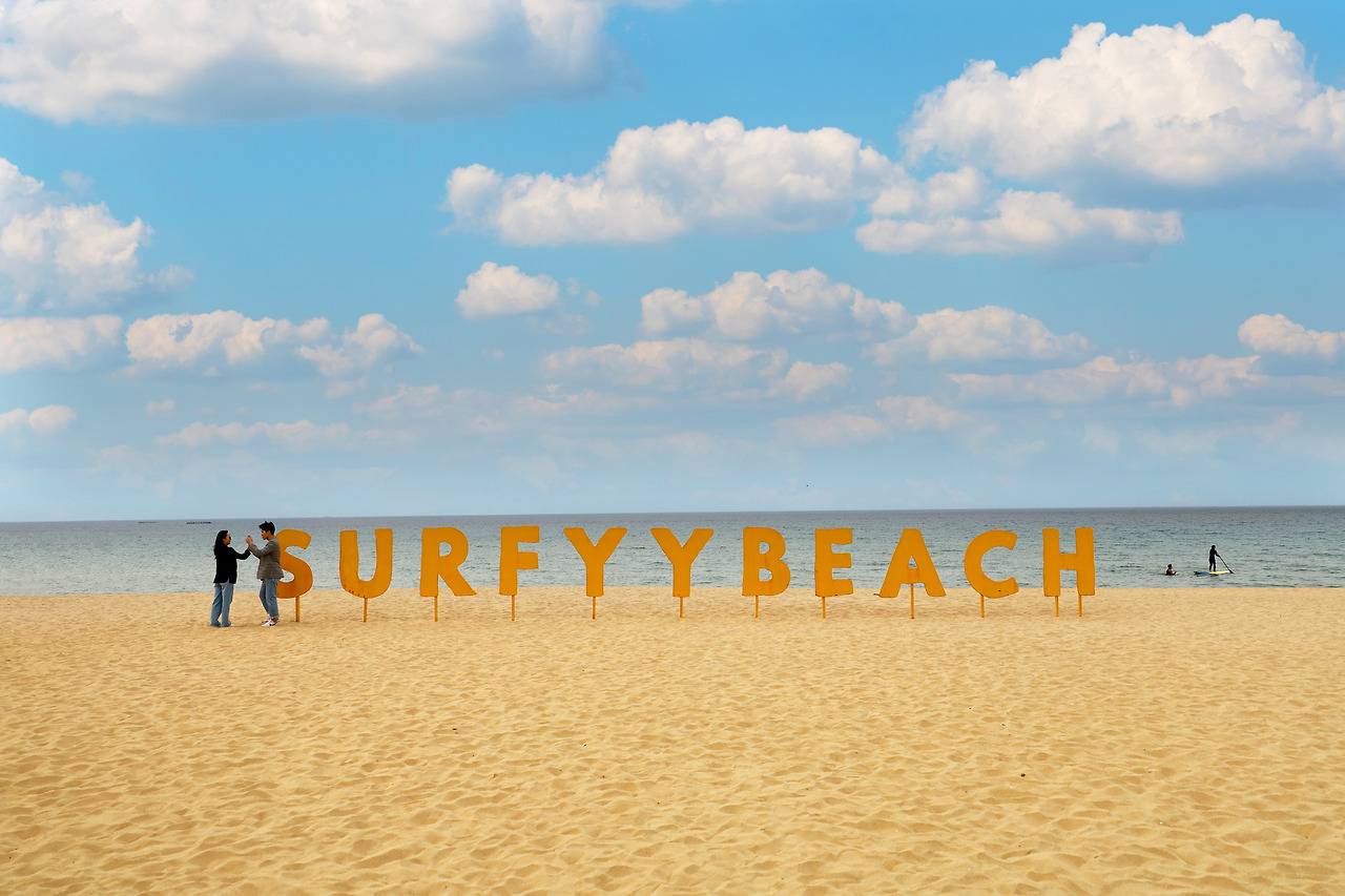 서피비치의 인기 포토존인 바닷가 풍경.jpg