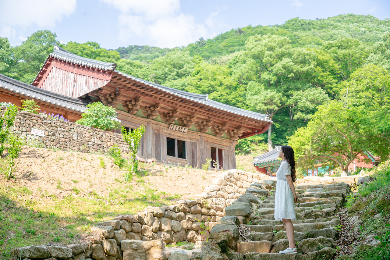 화암사에 다다르면 가장 먼저 만나는 우화루.jpg