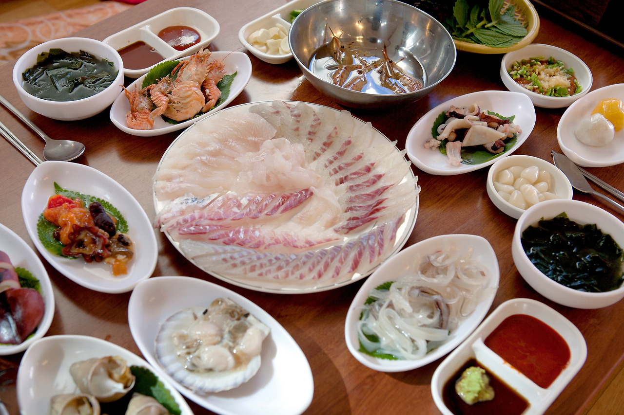 동해에서 건져올린 싱싱한 회 한 상.jpg