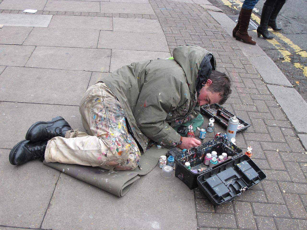 Ben_Wilson_chewing_gum_artist_at_work.jpg