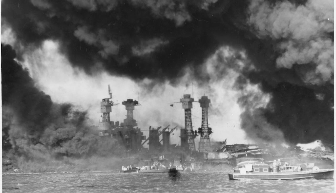 Japanese_attack_on_Pearl_Harbor,_Hawaii_-_NARA_-_197288.jpg