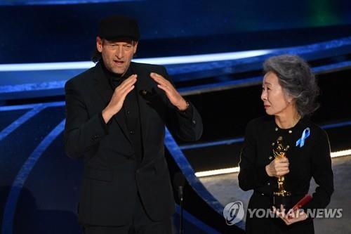 윤여정_오스카 시상_image_readtop_2022_277733_16484317094989081_연합뉴스.jpg