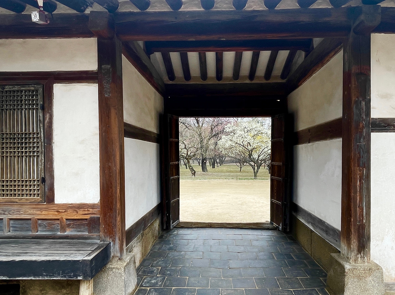 창덕궁 석복헌 앞마당에서 본 문.jpg