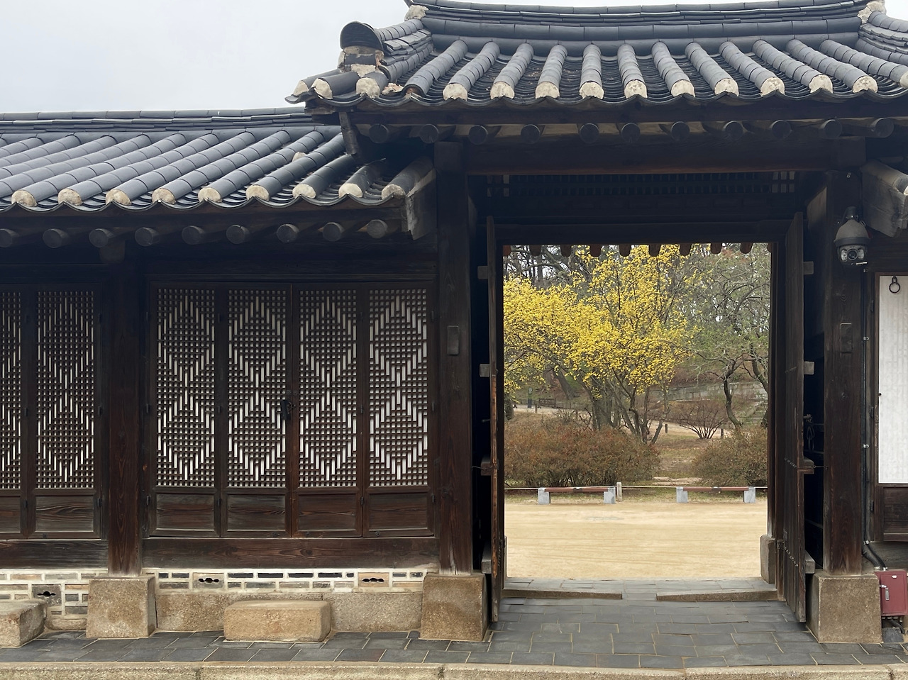 창덕궁 낙선재 앞마당에서 본 장락문.jpg