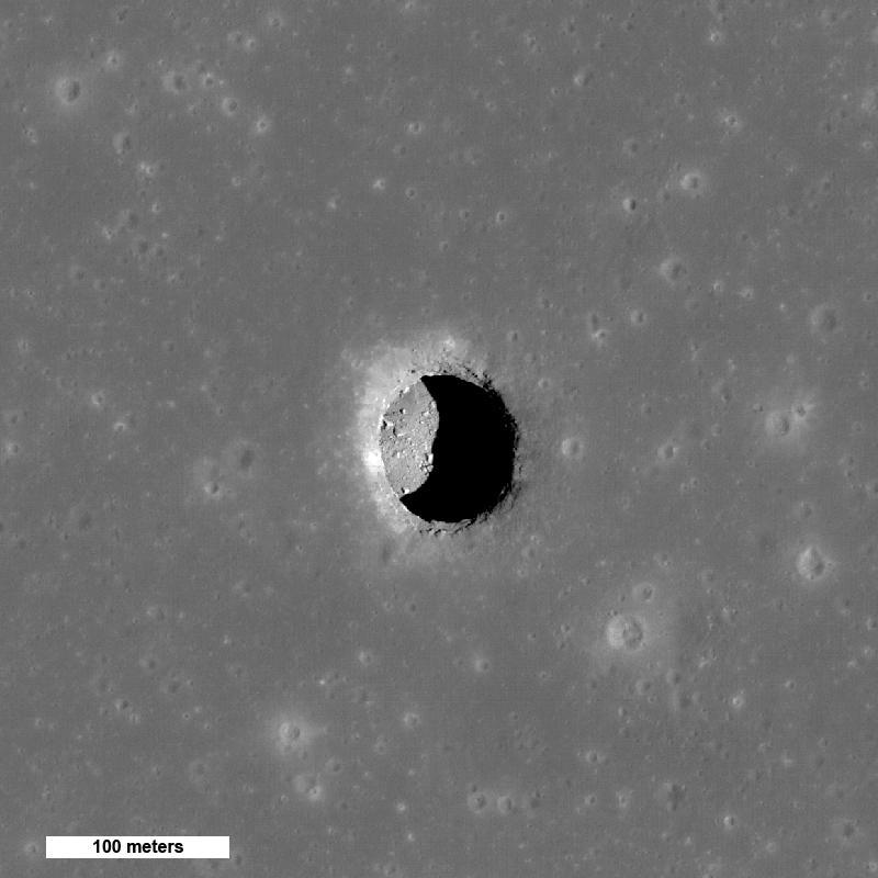 Mare_Tranquillitatis_pit_crater.jpg