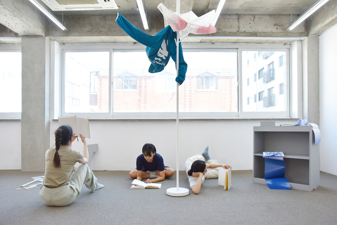 《The Glass Locker》 (얼터사이드, 2022) 퍼포먼스 전경 (사진 안부) (2).jpg