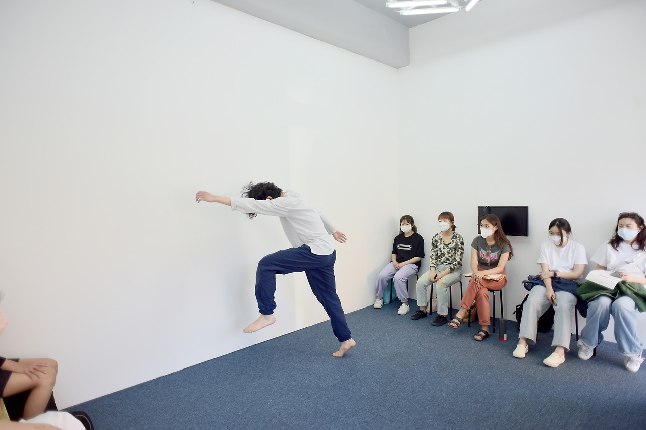 이종현, _소매틱 연습하기_ 퍼포먼스 전경 (사진_ 안부).jpg