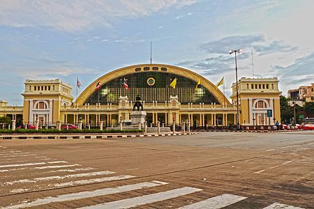 Six_o'clock_at_Bangkok_Railway_Station.jpg