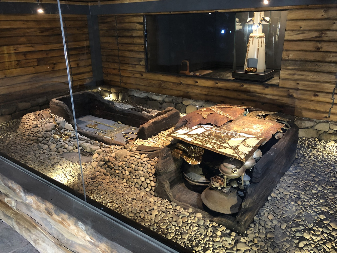 1. 천마총 내부(출처 경주시).jpg