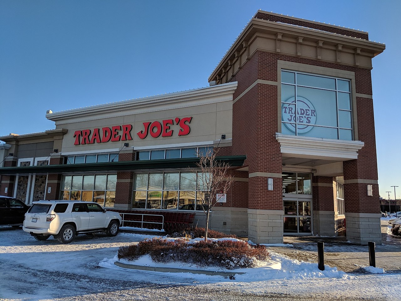 1920px-Trader_Joes_in_Amherst,_NY_-_2018.jpg