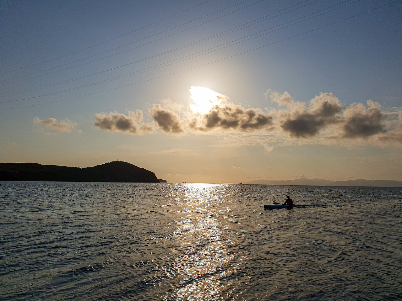 노을 아래 배와 사람.jpg