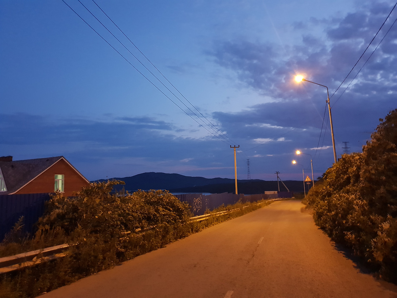 홀로 걷는 밤거리.jpg