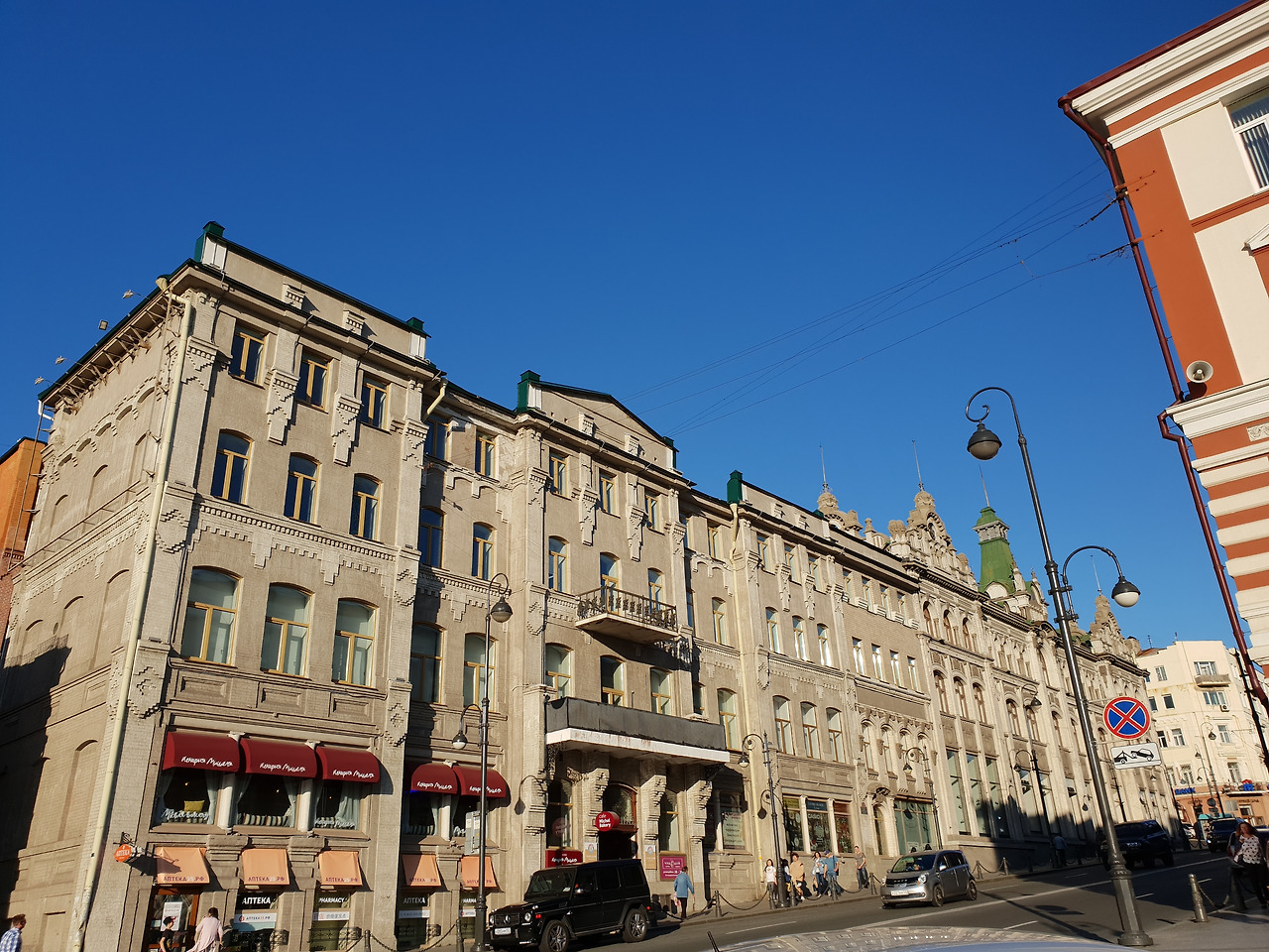 굼 백화점 외관.jpg