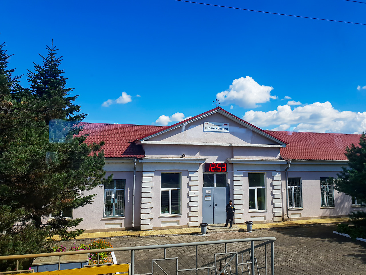 우수리스크 가는 도중의 기차역.jpg