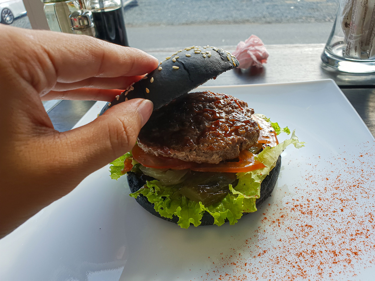 먹물 버거.jpg