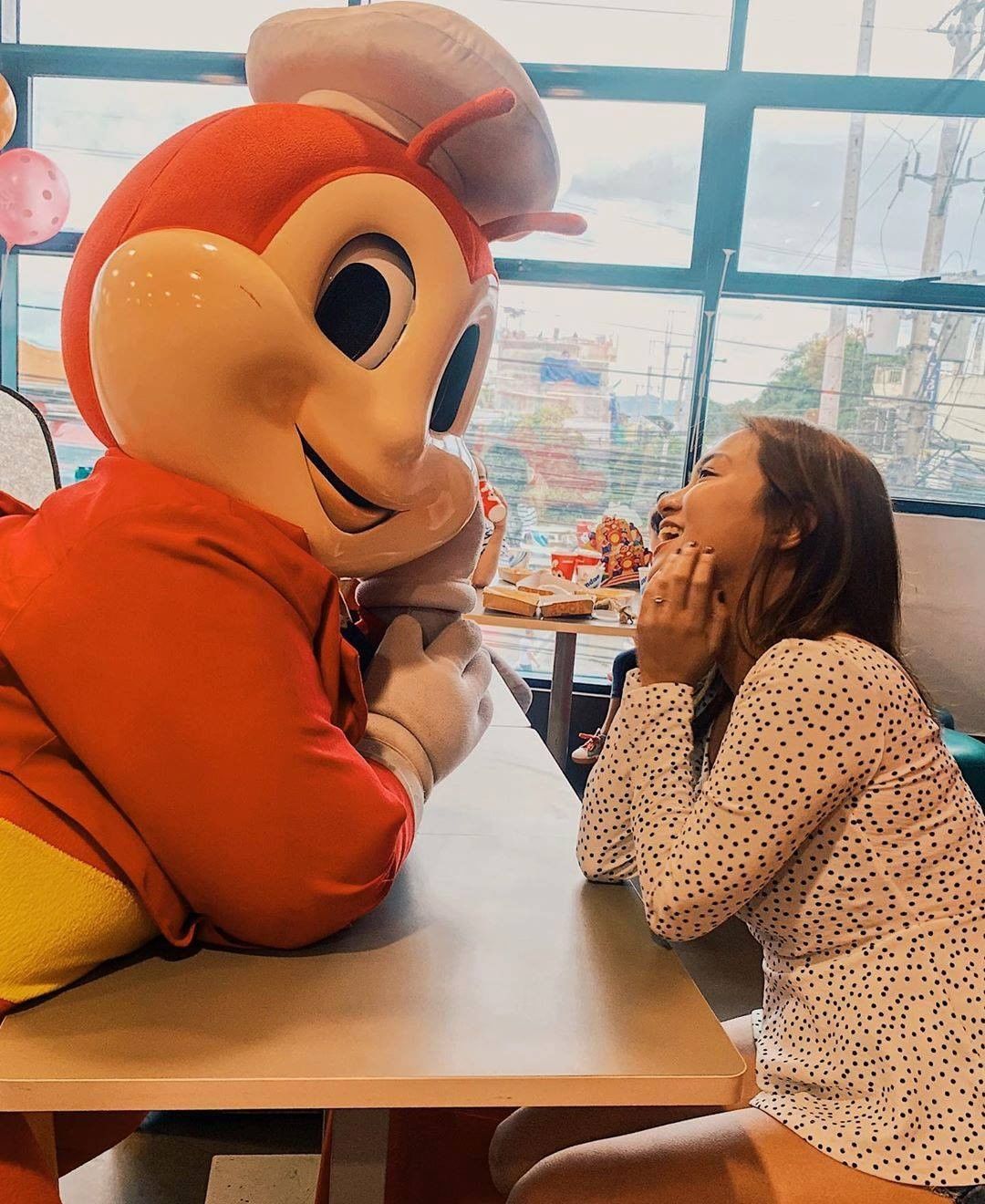 jollibee_74702514_488865031738539_5888076694713825622_n.jpg