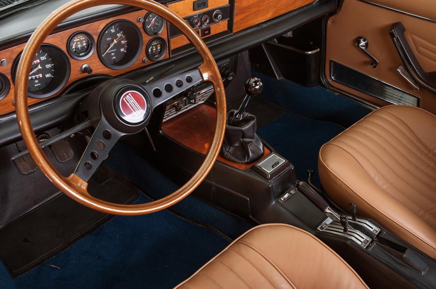 Cockpit-Fiat-124-Sport-Spider-1975.jpg