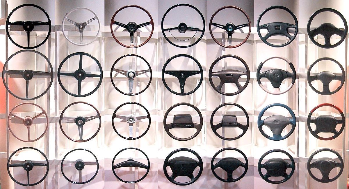 1200px-Steering_wheels_from_different_periods.jpg