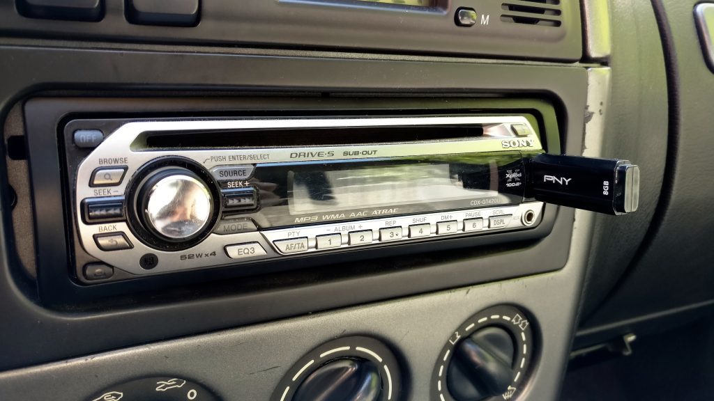 Sony_CDX-GT420U_car_radio_with_PNY_USB_flash_drive-1024x576.jpg