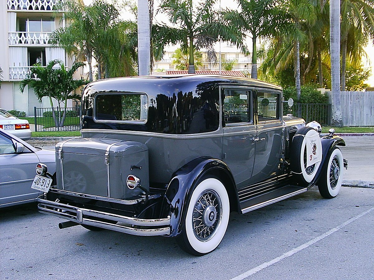 1280px-1931_Nash_Ambassador_Sedan_Rear.jpg